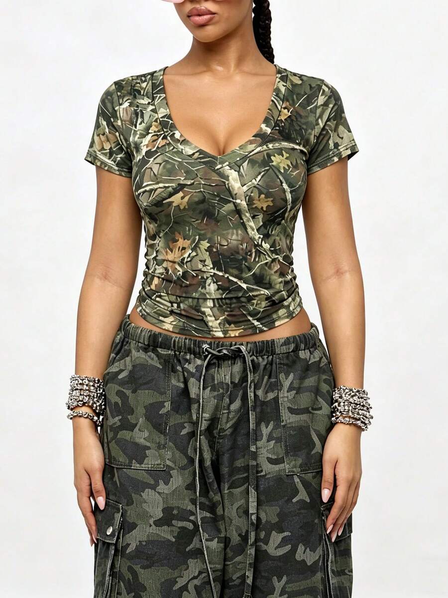 时尚女式V领迷彩印花短袖T恤，褶皱露脐修身款上衣，休闲街头风 - 軍綠色 - 查看 1