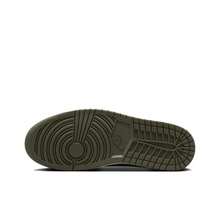 Nike Jordan * Travis Scott Air Jordan 1 Reverse Swoosh 8.0 Low OG "Medium Olive" Low-Top Retro Basketball Shoes, Unisex, Beige/Green - DM7866-200 - 查看 5