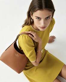 Túi đeo chéo KS 454 Series bằng da đặc trưng với mặt dây chuyền Kate Spade, túi đeo vai kiểu Hobo có dây đeo điều chỉnh được. - màu nâu - Xem 10