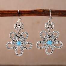Un ensemble de boucles d'oreilles pendantes avec fleur de turquoise synthétique de luxe et ornées de strass. Un accessoire créatif pour femmes, parfait pour le port quotidien décontracté et diverses occasions. C'est un cadeau surprise pour les dames. - Bleu azur - Voir 3