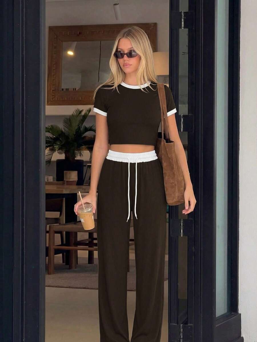 Conjunto de 2 piezas de estilo casual de calle con parte superior de manga corta de cuello redondo y pantalones con contraste de color acanalado, elegante para el verano