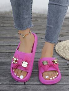 A Pair Of New Summer-Style Women's Plastic Slippers, Metal Teddy Bear Decorated Flip-Flops, Non-Slip Quiet And Comfortable Soft-Soled Slip-On Open-Toe Flip-Flops For Beach Vacation, Seaside Travel, Outing And Walking, Large Size Sandals For Summer Resort,Y2K Women Slippers. - 玫紅色 - 查看 4