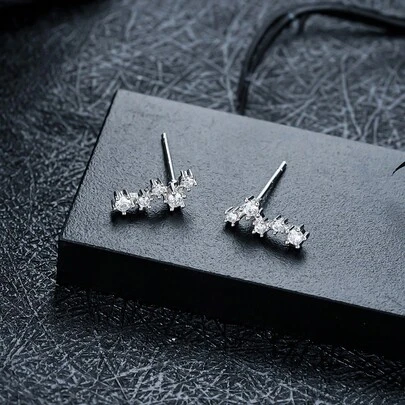 一对简约流星锆石耳钉，精致设计，适合日常佩戴，可作礼物