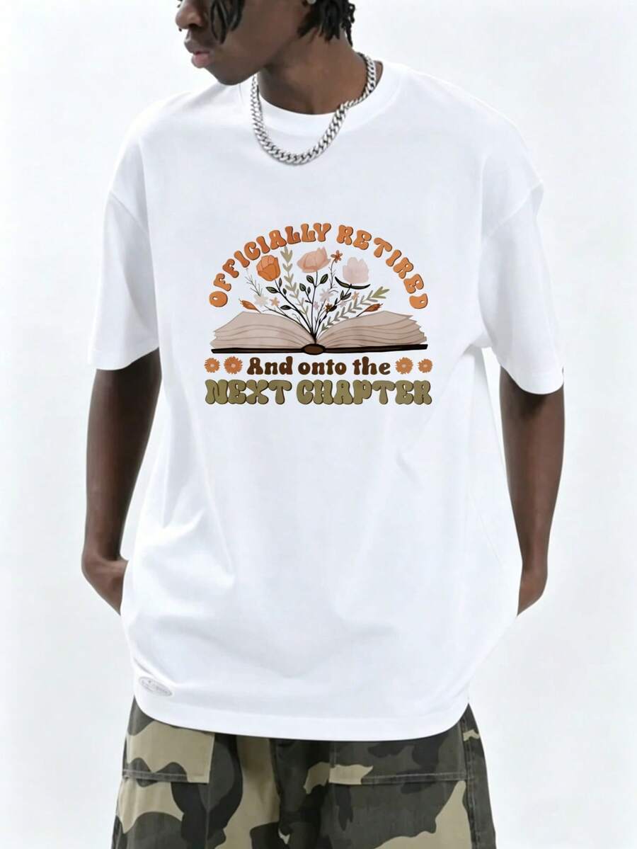 Camiseta de manga corta con cuello redondo blanca para hombre, estampado de letras en tonos naranja cálido y verde oliva "Officially Retired And onto the NEXT CHAPTER" con libro abierto y flores, blusa temática de maestro jubilado con elementos de letras, camiseta versátil para uso diario y oficina - blanca - Ver 1