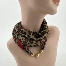 1 chiếc khăn quàng cổ nữ tiện dụng với khóa nam châm, họa tiết da báo, chất liệu giả lụa nhẹ, mềm mại và mịn màng, khóa nam châm dễ dàng và nhanh chóng sử dụng, họa tiết da báo thời trang đa năng, phù hợp cho những người không biết cách thắt khăn và cần ra ngoài nhanh chóng. - Nhiều màu - Xem 4