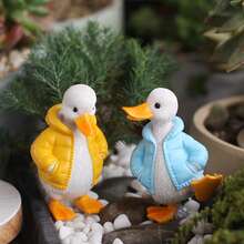 1 set Statue de canard de détente extérieure pour la discussion, figurine animale de scène de jardin extérieur amusante, cadeau soigneusement préparé, canard habillé, décoration de bureau à domicile/accessoire de bonsaï, ornement de canard de jardin, patio, pelouse, artisanat en résine, décoration de Pâques - Doudoune avec housse de canard deux - Voir 9
