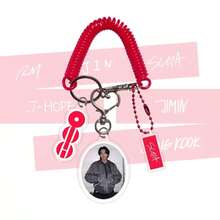 BT/S <2.0> MV 趣味图片 JK V JIMIN JHOPE JIN RM 钥匙扣和手机挂绳，《ARIRANG》新专辑及世界巡回演唱会造型配件，亚克力材质展示摆件，房间装饰配件，桌面配件 - 黑色 - 查看 17