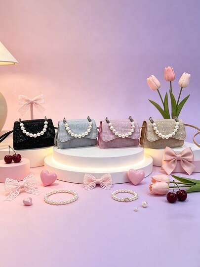 Chiếc túi xách đính ngọc trai 1 chiếc mới này mang phong cách giản dị, thanh lịch. Túi có thiết kế nắp gập và dây đeo vai không điều chỉnh được, phù hợp cho các hoạt động hàng ngày như đi chơi, mua sắm và du lịch. Nhỏ gọn và tiện lợi, dễ dàng đựng được những vật dụng cần thiết hàng ngày. Là một món đồ đa năng, đây là sản phẩm được yêu thích trong giới thời trang, phù hợp với nhiều phong cách và dịp khác nhau, rất dễ phối đồ. Túi cũng là một món quà tuyệt vời dành cho bạn bè.