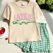 2 Stücke Tween-Mädchen, dies ist ein neuer Frühlings-/Sommer-Stil mit einem lässigen Buchstaben-Muster mit einem Krokodil-Thema, ein Rundhals-Sweatshirt mit kurzen Ärmeln und ein Pullover für Mädchen, sowie ein grün kariertes Shorts-Muster T-Shirt für Kinder. - Aprikosenfarben - Übersicht 7