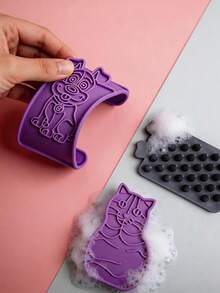 1 chiếc bàn chải tắm cho thú cưng bằng silicon; Bàn chải chải chuốt hình mèo và chó dễ thương; Mềm mại và nhẹ nhàng trên da thú cưng; Có lược răng; Thích hợp cho mèo và chó; Giúp làm mượt lông thú cưng trong khi tắm. - Nhiều màu - Xem 11