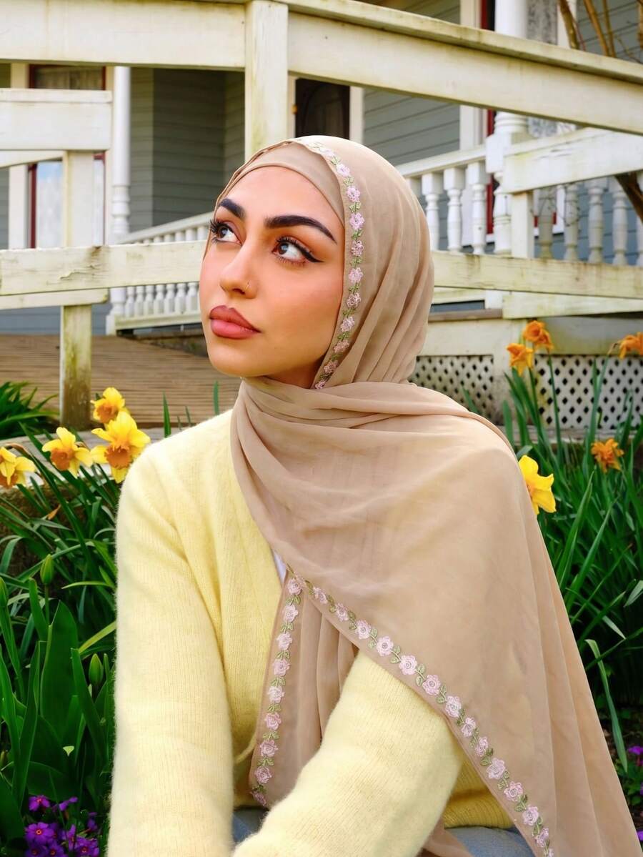 Lenço feminino de chiffon com bordado de rosas, ideal para proteção solar, hijab, leve, respirável e versátil, disponível em diversas cores. Multifuncional, perfeito para uso diário em todas as estações, essencial para viagens e também como toalha de praia. - Multicolorido - Ver 1