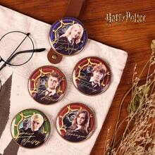 Harry Potter 1枚圆形徽章，闪亮系列 - 哈利、赫敏、卢娜、罗恩、德拉科闪光徽章 - 魔法收藏徽章，激光浮雕银色，魔法世界铁皮徽章，角色和场景设计 - 完美的动漫和电影周边收藏品 - 素色 - 查看 3