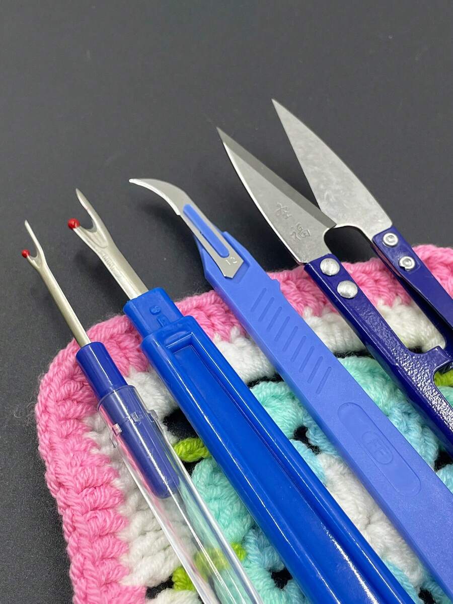 4件組藍色拆線工具組,包含大號與小號拆線器、長彎頭拆線器與線剪,鋒利金屬刀片附安全蓋,適合裁縫師、刺繡愛好者與縫紉初學者,便攜實用,可用於衣物修補、服裝修改、十字繡、拼布及各種DIY手工 - 拆線器套裝 - 查看 1