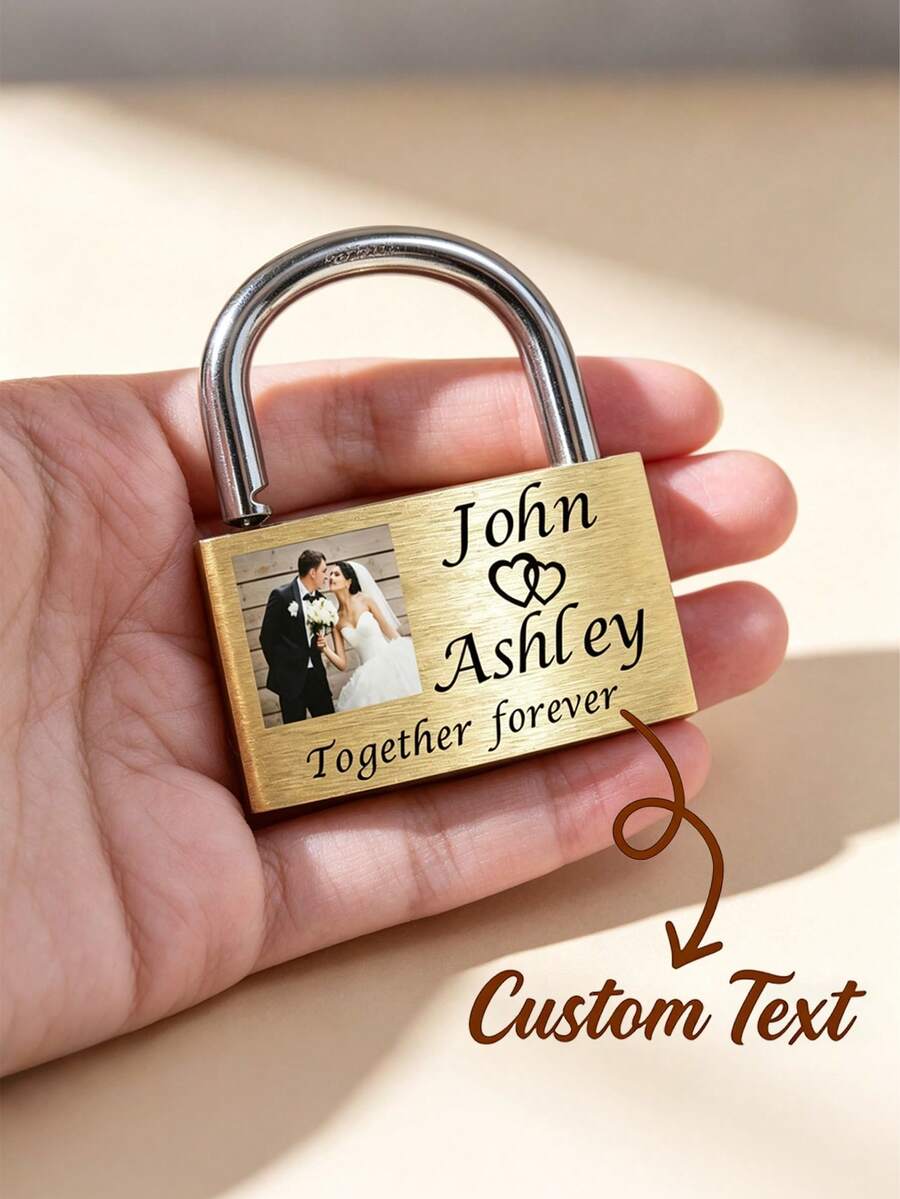 Un lacăt personalizat pentru cupluri, cu fotografia și numele voastre - un cadou ideal pentru nunți, logodne sau aniversări și o alegere deosebit de perfectă pentru cei cu o pasiune specială pentru Paris. - Multicolor - View 1