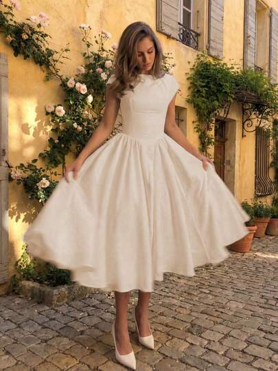 Robe mi-longue élégante de style français avec taille cintrée, ourlet évasé et dos nu pour Glamful Floreya Apricot, idéale pour les sorties décontractées