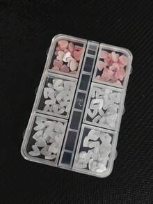 这款树脂美甲饰品盒采用简约百搭的设计，融合了日韩（Y2K）风格。六格设计内含120颗白色和粉色心形美甲贴片，男女皆宜。这些美甲饰品是美容和化妆的理想之选，非常适合DIY美甲和方形美甲设计，尤其适合夏季作为美甲装饰。 - 彩色 - 查看 4