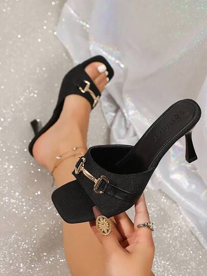 2026 Nouvelles sandales à talons hauts pour femmes avec boucle métallique vintage florale, à bout carré, élégantes et à la mode pour le bureau