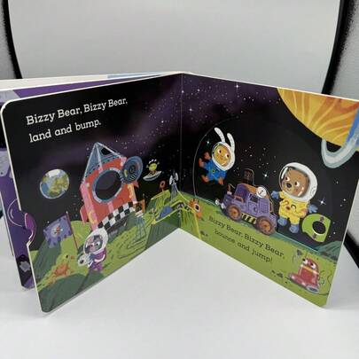 Pull&Push Bear Space Leermateriaal Perfect voor het leren van Engels Interactief stripverhaal Boeit lezers met levendige kleuren en ruimte-illustraties, met uitklapbare pagina's Leesplezier. Perfect als kerstcadeau Wetenschapseducatie
