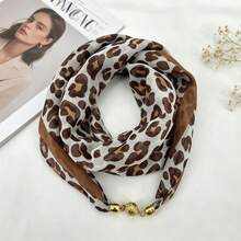 1 chiếc khăn quàng cổ nữ tiện dụng với khóa nam châm, họa tiết da báo, chất liệu giả lụa nhẹ, mềm mại và mịn màng, khóa nam châm dễ dàng và nhanh chóng sử dụng, họa tiết da báo thời trang đa năng, phù hợp cho những người không biết cách thắt khăn và cần ra ngoài nhanh chóng. - Nhiều màu - Xem 14