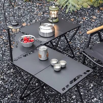 轻便铁质折叠露营桌，小巧便携，是户外露营、海滩、烧烤和徒步旅行的理想之选。