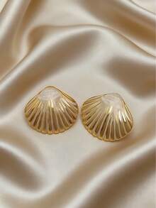 一对不锈钢贝壳形吊坠耳环，精致独特，高端大气，适合海滩风情，是春夏时尚单品，日常佩戴，充满夏日气息，也是母亲节礼物的理想之选。 - 貝殼 - 查看 11