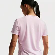 Nike Camiseta deportiva para mujer de DRI-FIT, cómoda, transpirable y minimalista para actividades al aire libre y uso casual - Rosa - Ver 8