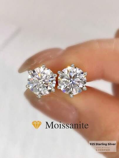 Một đôi bông tai cổ điển 6 chấu, đính 2 carat kim cương Moissanite, chất liệu bạc sterling 925, thích hợp cho đám cưới, lễ đính hôn, kỷ niệm và là món quà tuyệt vời dành cho các cô gái và phụ nữ.