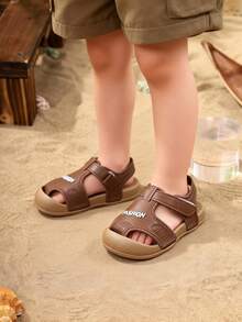 1双欧美新款夏季儿童闭趾凉鞋，适合上学、日常穿着、户外活动、海滩、居家及各种场合。 - 棕色 - 查看 1