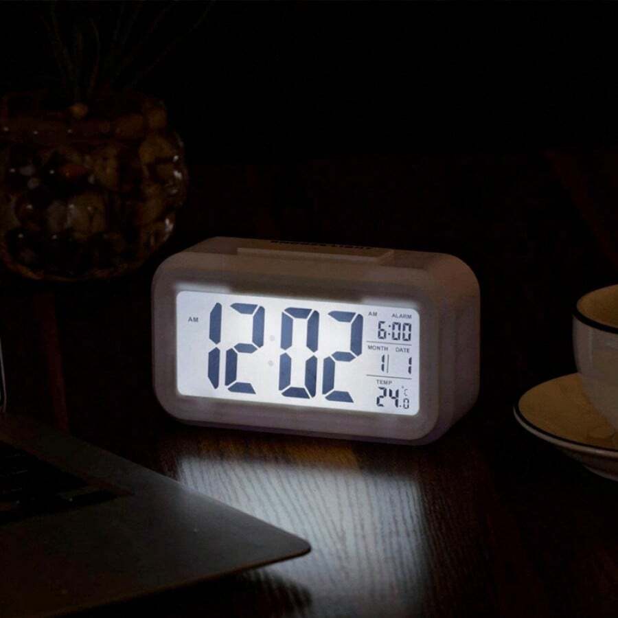 迷你 LCD 智慧鬧鐘附夜燈 - 可愛學生鬧鐘，含音樂鬧鈴、貪睡功能、萬年曆、數位溫度計及 5 秒背光 (不含電池)