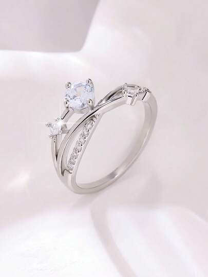 1枚时尚优雅闪亮圆形合成锆石戒指，是送给女性和女孩的理想生日和周年纪念礼物，也是日常约会的珠宝礼物。