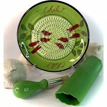 , All - In - One Premium Ceramic Garlic Grater Plate 4 - Piece Set - Green Chili Design, - Garlic, Ginger, Chocolate, And More! - Comes With 5.25 Inch Plate, Peeler, Brush, And Stand - Ớt xanh - Xem 1