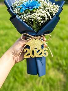 24件套毕业季中心装饰品，2026届毕业帽纸质剪纸，有3种颜色可选（黑色/银色/金色），配有麻绳，可重复使用，适用于毕业派对装饰、插花、餐桌装饰、拍照道具、毕业典礼等。非常适合2026届高中/大学毕业典礼、毕业派对、毕业礼物包装和毕业派对回礼。 - 多色 - 查看 8