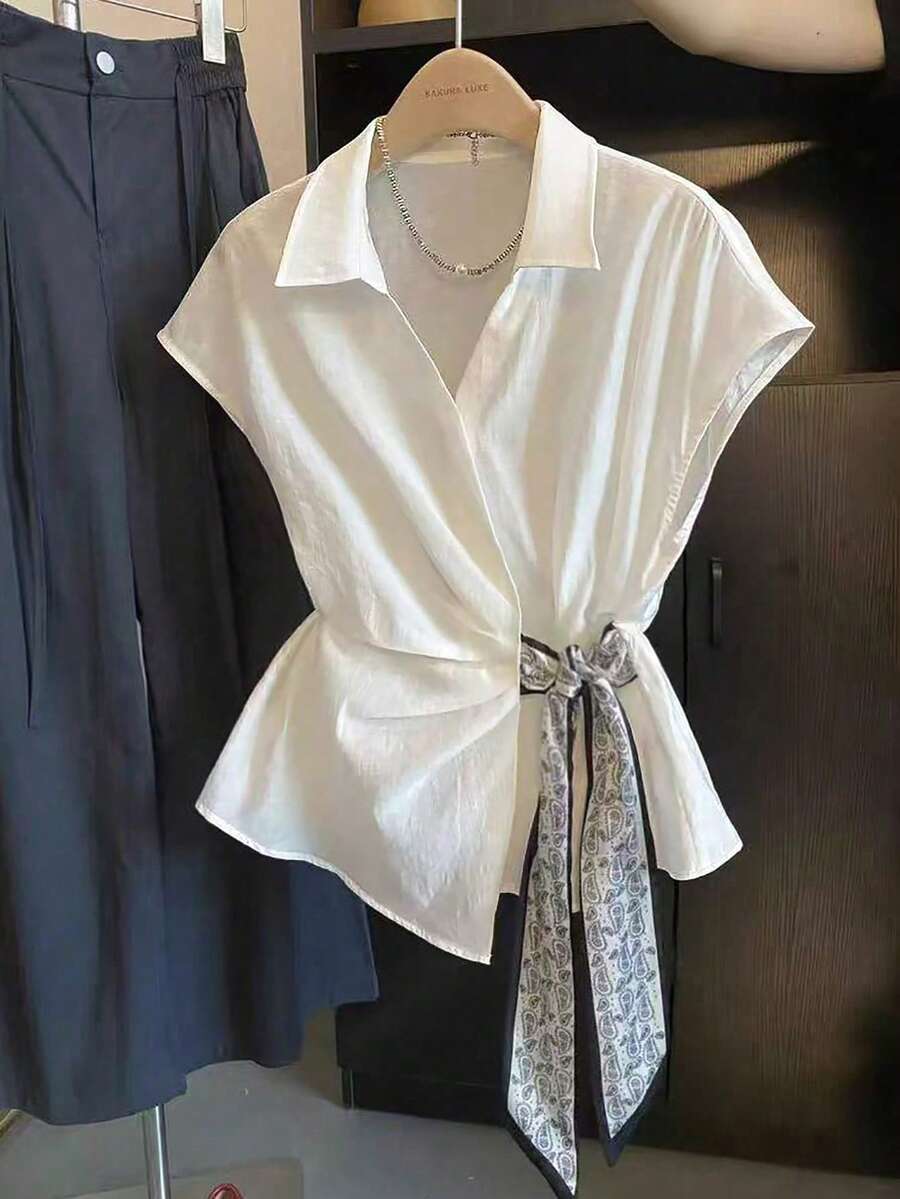 女士春夏系列优雅不对称下摆蝴蝶结领衬衫，白色立领衬衫，系带衬衫，优雅夏季衬衫，系带衬衫 - 黑與白 - 查看 1