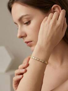 一套奢华优雅的立方氧化锆镶嵌光滑菱形交错设计手链，适合女士婚礼和派对佩戴，不含礼盒 - 金黃色 - 查看 1