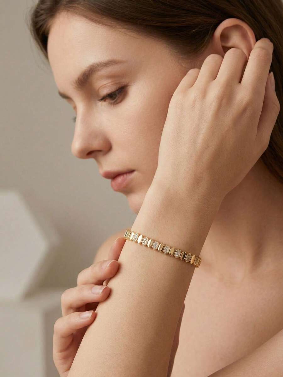 一套奢华优雅的立方氧化锆镶嵌光滑菱形交错设计手链，适合女士婚礼和派对佩戴，不含礼盒 - 金黃色 - 查看 1
