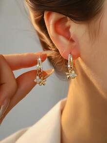 1 Đôi bông tai hình cỏ bốn lá năm cánh đính đá toàn bộ, kiểu dáng hai lớp cổ điển thanh lịch, đa năng, phù hợp cho đeo hàng ngày, hẹn hò, dự tiệc, các dịp lễ hội. - hoa - Xem 3