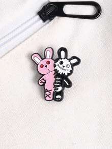 1 chiếc huy hiệu cài áo hình thỏ bằng men mềm mại và dễ thương theo phong cách Gothic tối màu, mang hơi hướng Pastel Goth với các mảng màu hồng và đen, mắt đỏ và các chi tiết đường khâu trên khuôn mặt, pha trộn giữa sự ngọt ngào và ma mị, phù hợp cho người hâm mộ văn hóa phụ và các cô gái theo phong cách Gothic ngọt ngào. - Nhiều màu - Xem 5