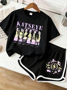 2026 Young Girls' Boys' Graphic Short Sleeve T-Shirt And Elastic Waist Shorts Set, Katseye Music Shirt, Katseye K-Pop Graphic T-Shirt, Katseye Gnarly T-Shirt, Katseye K-Pop T-Shirt, Gabriela Shirt, T-Shirt For Teenagers, Music T-Shirt Boys' T-Shirts Girls' Outfits Matching Mother-Daughter Wear TV-Inspired Gifts For Girls Teenage Girls' Clothing Boys' Apparel Gifts For Teenage Boys Children's Outfits Girls' Aesthetic T-Shirts Teenage Girls' Tops Teenage Girls' T-Shirts Teenage Girls' Clothing Girls' Jackets Boys' Apparel Girls' Outfits Teenage Girls' Tops Matching Parent-Child Wear Boys' T-Shirts Children's Clothing Gifts For Girls New Year Gifts - màu đen - Xem 1