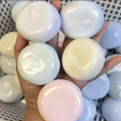 1个冰淇淋麻糬慢回弹玩具，可塑形DIY手工球，慢回弹减压玩具，随机颜色带来惊喜。柔软可塑，回弹放松，无异味，适合办公室放松，有效缓解压力和疲劳，小巧便携，实用日常减压好物，随机颜色增添更多乐趣。