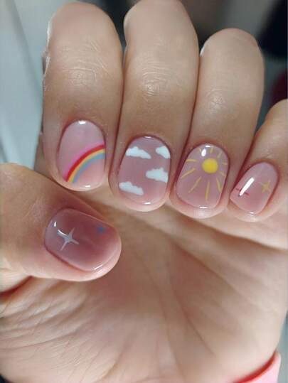 24片短方形美甲贴片，饰有夏日彩虹、太阳、星星和云朵图案。美丽的彩虹、蓬松的云朵、小巧的太阳和星星元素，甜美风格，闪亮光泽，马卡龙美甲，短方形假指甲，美甲贴纸，适合日常通勤、春季郊游、约会和聚会。