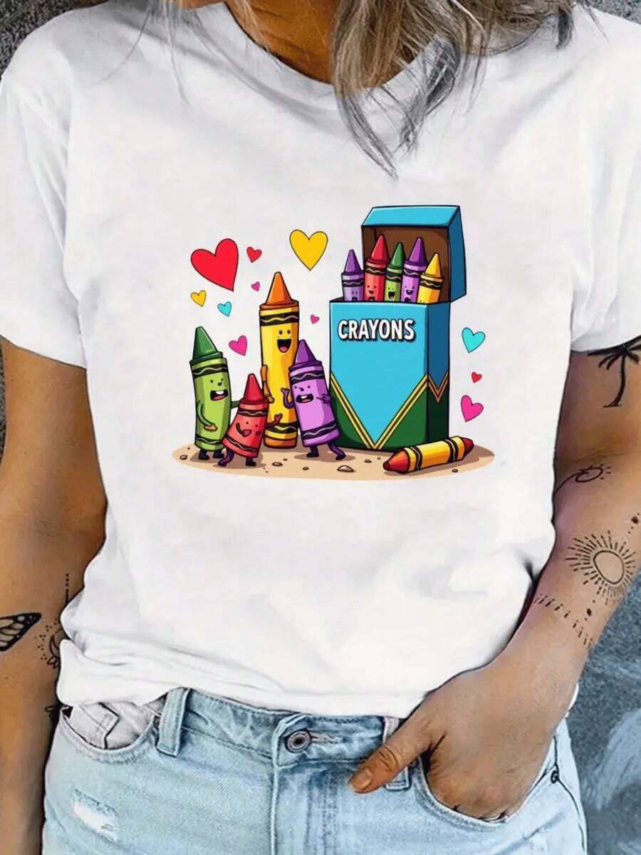Gráficos de crayones sonrientes saliendo de su caja rodeados de corazones que transmiten y alegría en camiseta para mujer 100% algodón - Blanco - Ver 1
