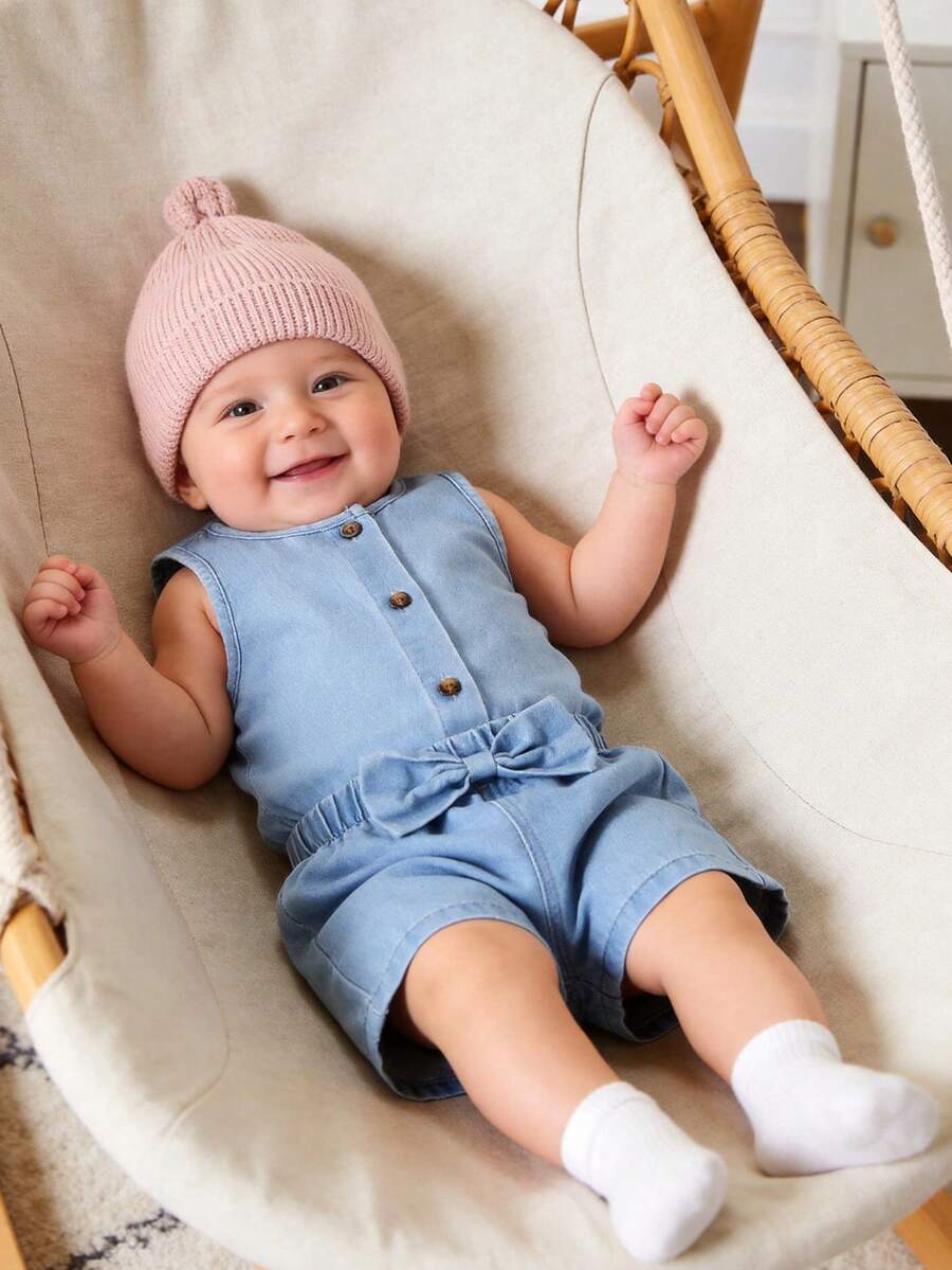 2 Stück Neugeborene Baby Mädchen Lässiger süßer Stil Rundhals Einreiher Jeans Weste Top kombiniert mit 3D Schleife Design Destroyed Jeans Shorts Set, Frühling/Sommer - Helle Waschung - Übersicht 1