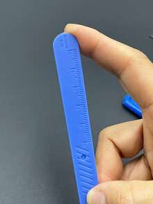 4件組藍色拆線工具組，包含大號與小號拆線器、長彎頭拆線器與線剪，鋒利金屬刀片附安全蓋，適合裁縫師、刺繡愛好者與縫紉初學者，便攜實用，可用於衣物修補、服裝修改、十字繡、拼布及各種DIY手工 - 拆線器套裝 - 查看 8