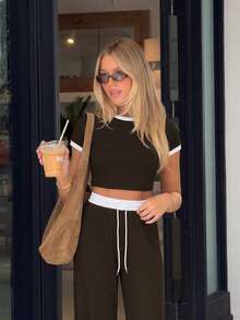 Conjunto de 2 piezas de estilo casual de calle con parte superior de manga corta de cuello redondo y pantalones con contraste de color acanalado, elegante para el verano - Café integral - Ver 8