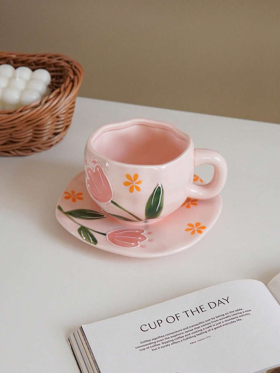 1 Juego de taza y platillo de cerámica con patrón de tulipán rosa en relieve; Juego de taza y platillo de café pintado a mano en 3D; Exquisito y elegante; Adecuado para la decoración del hogar y la vajilla; Excelente para el arte del café con leche en cafés y restaurantes; Excelente idea de regalo; Adecuado para el té de la tarde, el té negro y el té de hierbas; También aplicable para la decoración de vacaciones