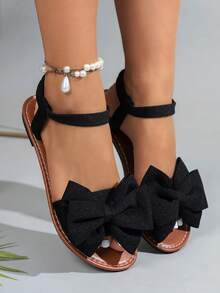 Breezelady Women's Black Bow Flat Sandals – Chic Casual Style, Large Fabric Bow Accent, Adjustable Ankle Strap For Custom Fit, Soft Cushioned Footbed & Durable Sole For All-Day Comfort. Crafted With Breathable Textile Material, These Sandals Blend Sweet Charm With Everyday Practicality. Perfect For Summer Outings: Pair With Denim Shorts For A Relaxed Weekend Look, Match With Sundresses For Brunch Dates, Or Style With Midi Skirts For A Cute Casual Vibe. Ideal For College Students, Office Workers (For Casual Fridays), And Fashion Women Who Love Effortless, Eye-Catching Footwear. Lightweight & Versatile: The Open-Toe Design Keeps Feet Cool In Warm Weather, While The Minimalist Silhouette Ensures Easy Pairing With Any Summer Wardrobe. Whether You're Running Errands, Meeting Friends, Or Exploring A New City, These Sandals Offer Both Style And Comfort. A Must-Have Addition To Your Summer Shoe Collection – Equal Parts Adorable And Functional! - màu đen - Xem 7