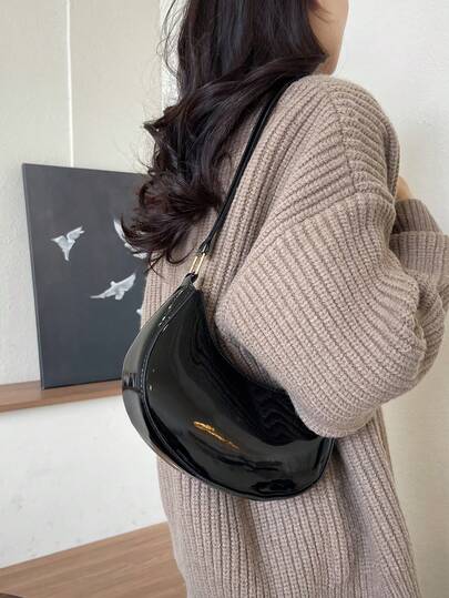 Túi xách baguette thanh lịch và tinh nghịch, vừa vặn hoàn hảo dưới cánh tay, thời trang và đa năng, tôn lên vẻ quyến rũ.