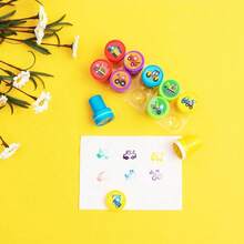 10枚汽车主题印章，包括垃圾车、工程车、油罐车等图案，塑料材质，适合教师使用。 - 彩色 - 查看 8