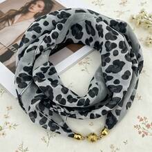 1 chiếc khăn quàng cổ nữ tiện dụng với khóa nam châm, họa tiết da báo, chất liệu giả lụa nhẹ, mềm mại và mịn màng, khóa nam châm dễ dàng và nhanh chóng sử dụng, họa tiết da báo thời trang đa năng, phù hợp cho những người không biết cách thắt khăn và cần ra ngoài nhanh chóng. - Nhiều màu - Xem 2