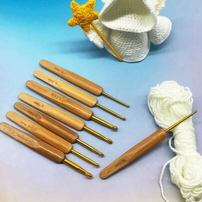 1 chiếc kim móc mạ vàng, cán tre, đầu kim loại trơn nhẵn, thoải mái và chống trơn trượt, thích hợp cho các dự án thủ công DIY, đan áo len, đan khăn quàng cổ và mũ, dụng cụ thủ công thiết thực và thời trang, cũng là món quà ngày lễ tuyệt vời.